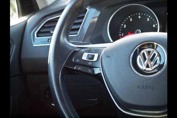 Volkswagen Tiguan Allspace 1.5 TSI Comfortline Business | Panormadak | Camera | Trekhaak | Cruise Control | Apple Carplay |