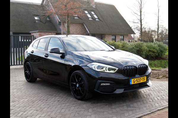 BMW 1-serie 118i Executive Edition | 18 Inch | Apple Carplay | Trekhaak | Cruise Control | Virtual Cockpit |