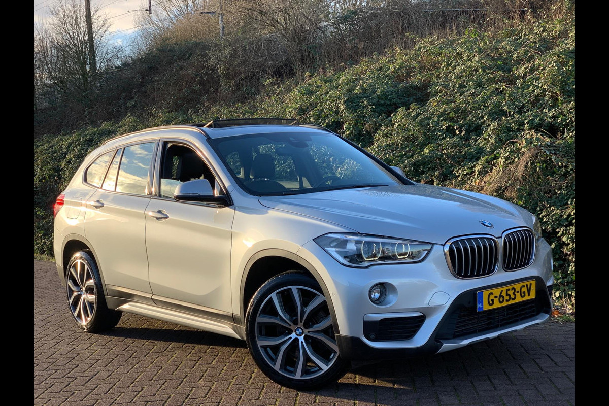 BMW X1 SDrive20i High Executive AUT|PANO|LEDER|NIEUWSTAAT|M|