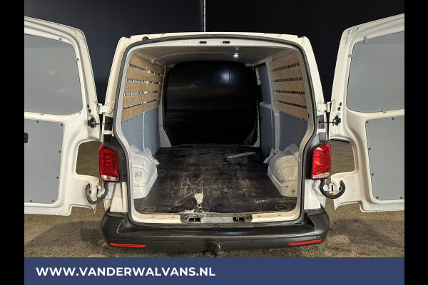 Volkswagen Transporter 2.0 TDI L2H1 Euro6 Airco | Navigatie | Lederen bekleding | Trekhaak Apple Carplay, Cruisecontrol, Parkeersensoren, Bijrijdersbank