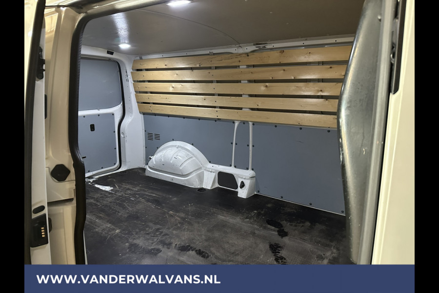 Volkswagen Transporter 2.0 TDI L2H1 Euro6 Airco | Navigatie | Lederen bekleding | Trekhaak Apple Carplay, Cruisecontrol, Parkeersensoren, Bijrijdersbank