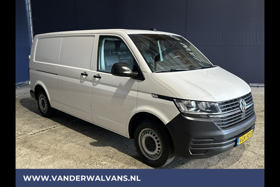 Volkswagen Transporter 2.0 TDI L2H1 Euro6 Airco | Navigatie | Lederen bekleding | Trekhaak Apple Carplay, Cruisecontrol, Parkeersensoren, Bijrijdersbank