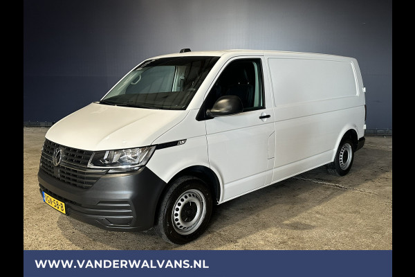 Volkswagen Transporter 2.0 TDI L2H1 Euro6 Airco | Navigatie | Lederen bekleding | Trekhaak Apple Carplay, Cruisecontrol, Parkeersensoren, Bijrijdersbank