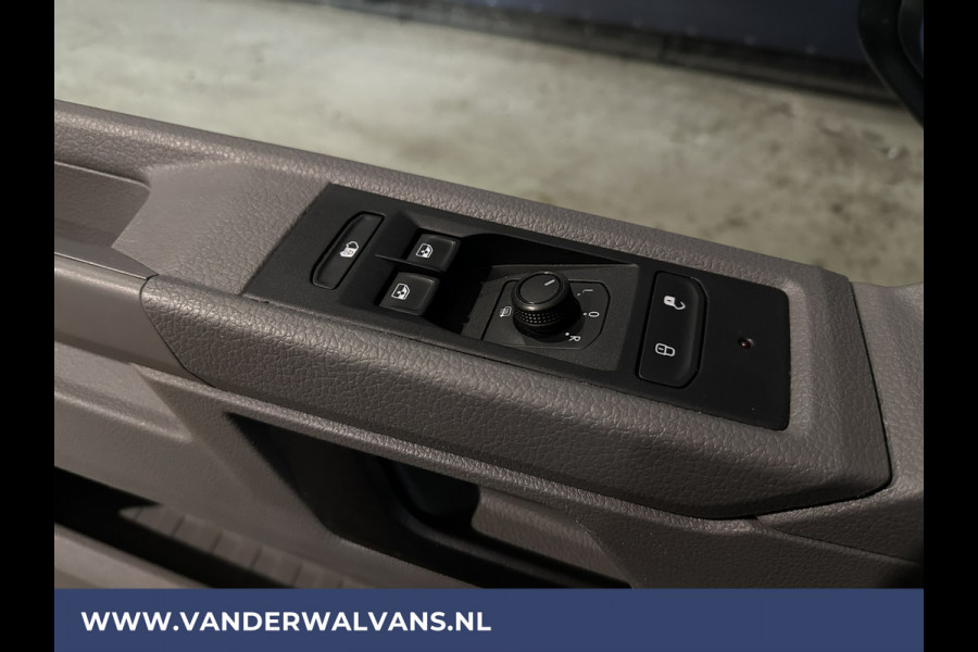 Volkswagen Transporter 2.0 TDI L2H1 Euro6 Airco | Navigatie | Lederen bekleding | Trekhaak Apple Carplay, Cruisecontrol, Parkeersensoren, Bijrijdersbank