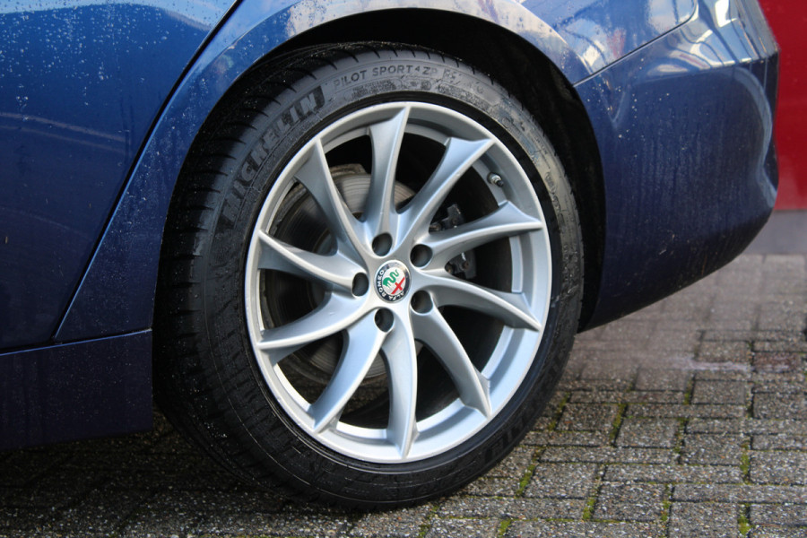 Alfa Romeo Giulia 2.0T Super | 18" Velgen | Leren bekleding | Xenon | Camera