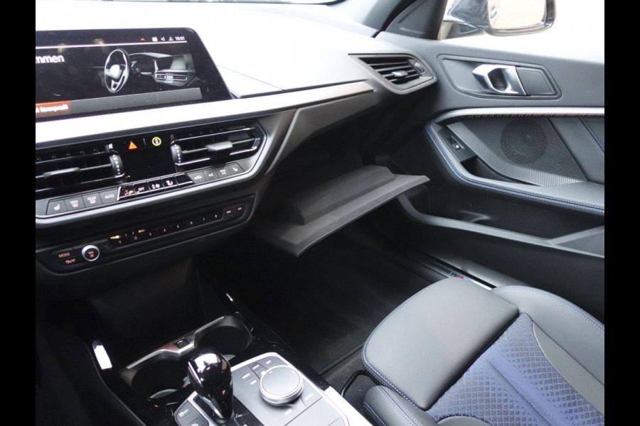 BMW 1-serie 118i Climate control | Stoel verwarming | LED | Sfeer verlichting | Adaptive cruise control | Lichtmetalen velgen | Apple carplay/ Andriod auto | Parkeersensoren