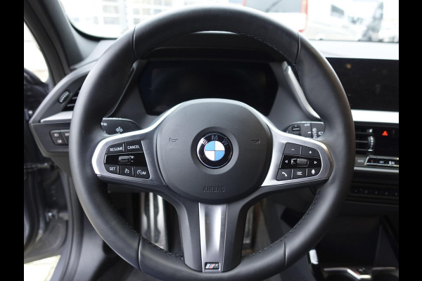 BMW 1-serie 118i Climate control | Stoel verwarming | LED | Sfeer verlichting | Adaptive cruise control | Lichtmetalen velgen | Apple carplay/ Andriod auto | Parkeersensoren