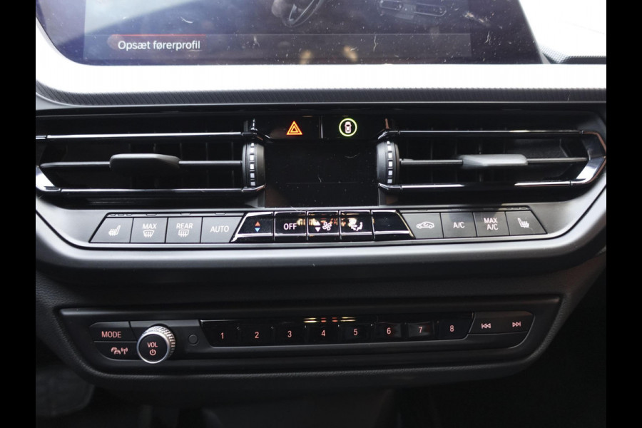 BMW 1-serie 118i Climate control | Stoel verwarming | LED | Sfeer verlichting | Adaptive cruise control | Lichtmetalen velgen | Apple carplay/ Andriod auto | Parkeersensoren