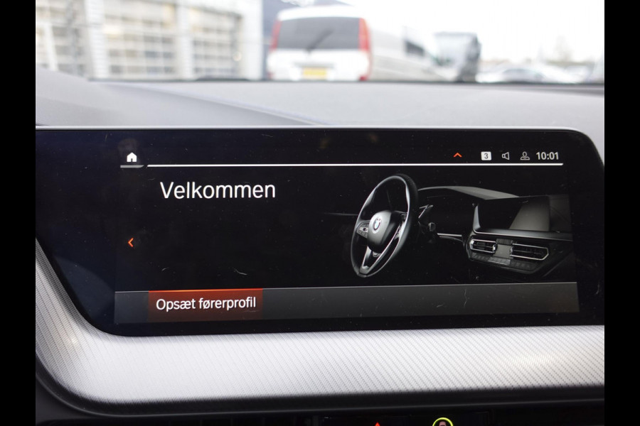 BMW 1-serie 118i Climate control | Stoel verwarming | LED | Sfeer verlichting | Adaptive cruise control | Lichtmetalen velgen | Apple carplay/ Andriod auto | Parkeersensoren