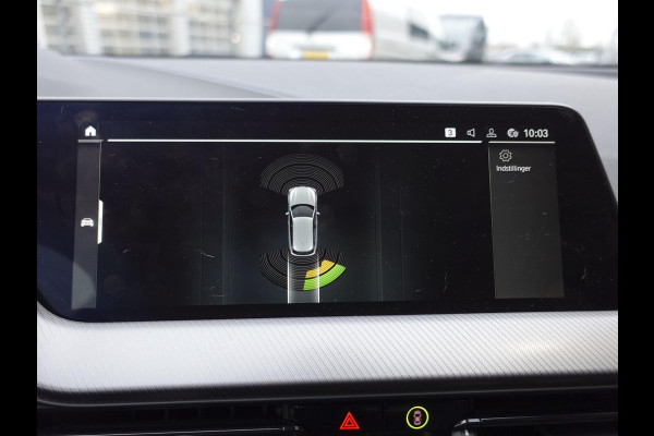 BMW 1-serie 118i Climate control | Stoel verwarming | LED | Sfeer verlichting | Adaptive cruise control | Lichtmetalen velgen | Apple carplay/ Andriod auto | Parkeersensoren