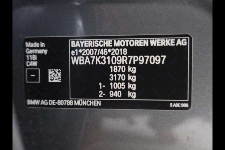 BMW 1-serie 118i Climate control | Stoel verwarming | LED | Sfeer verlichting | Adaptive cruise control | Lichtmetalen velgen | Apple carplay/ Andriod auto | Parkeersensoren