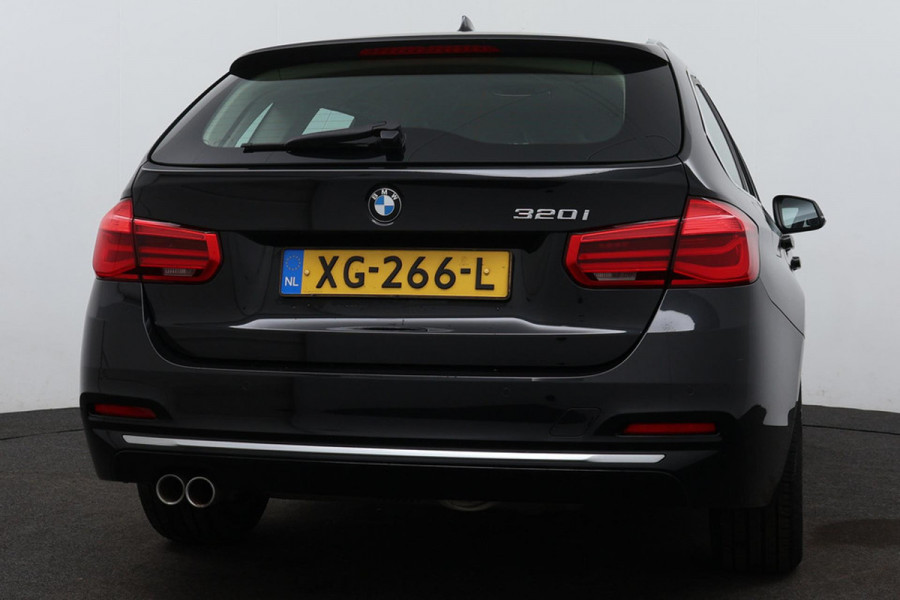 BMW 3 Serie Touring 320i Luxury Edition (NL-auto, Dealer OndH, Navi Pro, StoelV, Cruise Control, Leer, Sportstoelen, Etc)