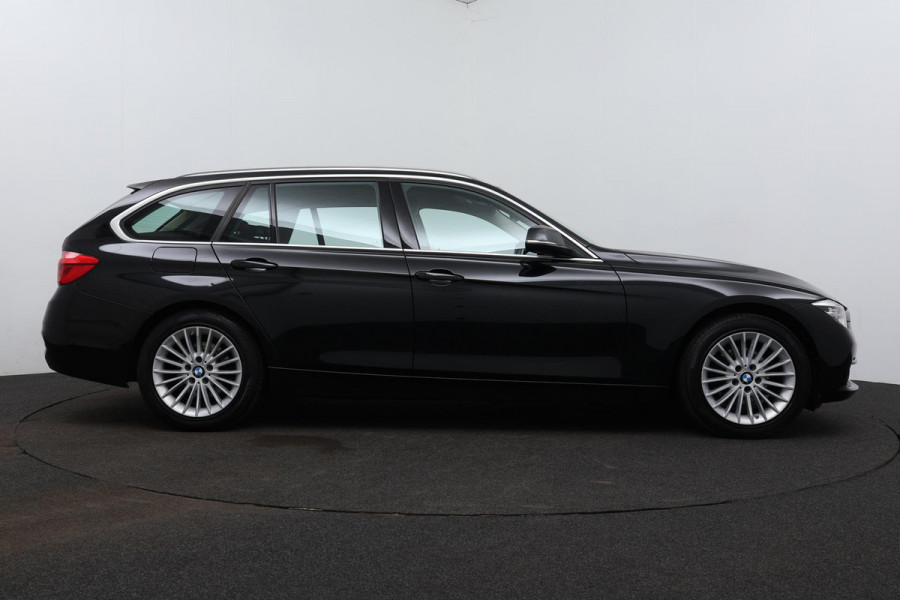 BMW 3 Serie Touring 320i Luxury Edition (NL-auto, Dealer OndH, Navi Pro, StoelV, Cruise Control, Leer, Sportstoelen, Etc)