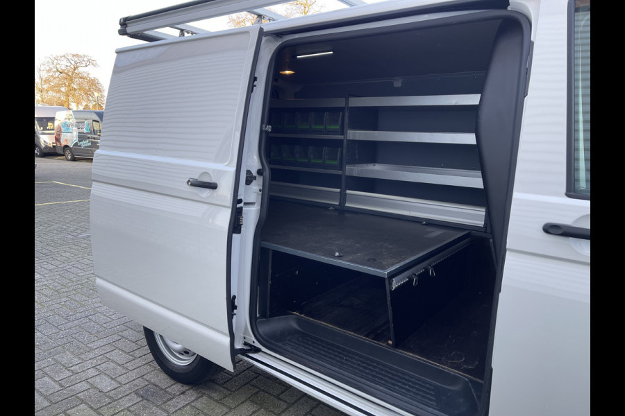 Volkswagen Transporter 2.0 TDI L1H1 Comfortline / vaste prijs rijklaar € 16.950 ex btw / lease vanaf € 311 / Bott ingerichte laadruimte / airco / cruise / imperial / trekhaak 2200 kg ! / euro 6