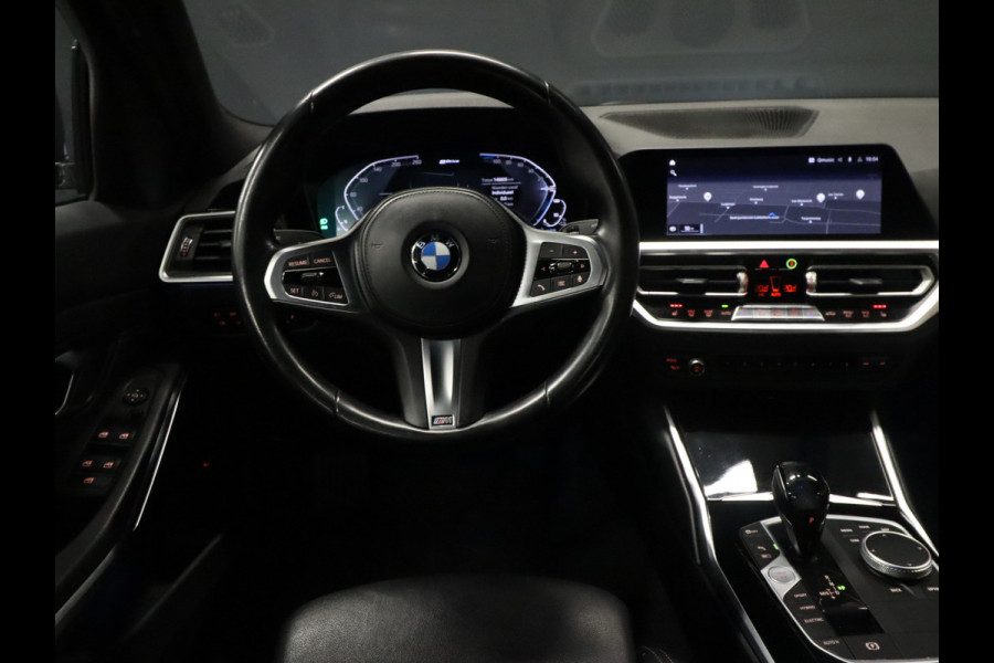 BMW 3-serie 320e M Sport [APPLE CARPLAY, CRUISE CONTROL, TREKHAAK, CAMERA, PDC V+A, DIGITAL DASH, VOL LEDER, NAVIGATIE, NIEUWSTAAT]