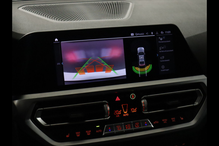 BMW 3-serie 320e M Sport [APPLE CARPLAY, CRUISE CONTROL, TREKHAAK, CAMERA, PDC V+A, DIGITAL DASH, VOL LEDER, NAVIGATIE, NIEUWSTAAT]