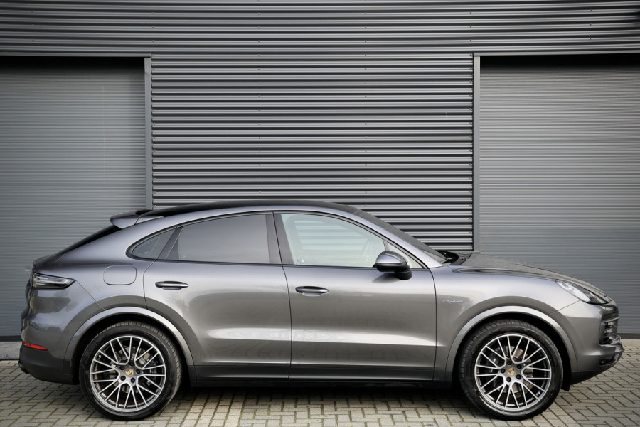 Porsche Cayenne Coupé 3.0 E-Hybrid 462PK | Panoramadak | 360 Camera | Luchtvering | 100% Dealeronderhouden | Sport-Chrono | 21 inch velgen | Sportuitlaat | Blind Spot | Nieuwe APK | Onderhoudsbeurt