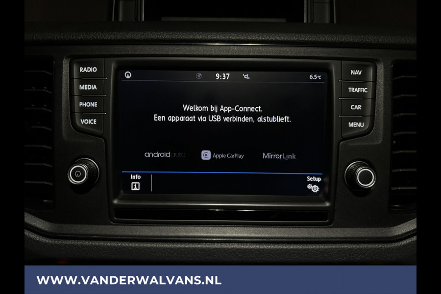 Volkswagen Crafter 2.0 TDI 141pk L3H2 L2H1 Euro6 Airco | Camera | Navigatie | 3000kg trekhaak Apple Carplay, Android Auto, Parkeersensoren, Bijrijdersbank