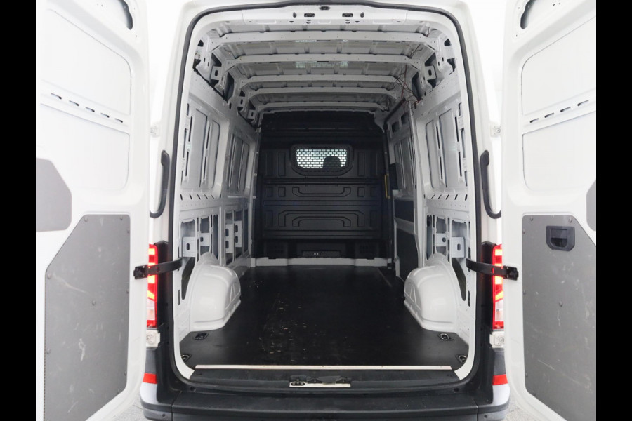 Volkswagen Crafter 35 2.0 TDI L3H3 Highline EURO6 140PK TREKHAAK | NAVI | CAMERA | ALARM