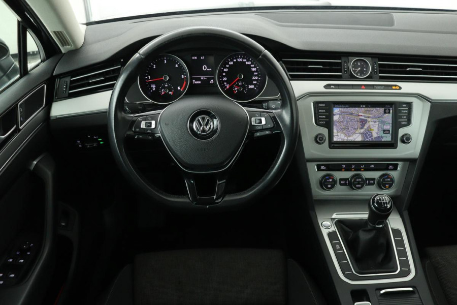 Volkswagen Passat 1.6 TDI Connected Series | Panoramadak | Carplay | Trekhaak | Full LED | Navigatie | PDC | Climate control | Cruise control