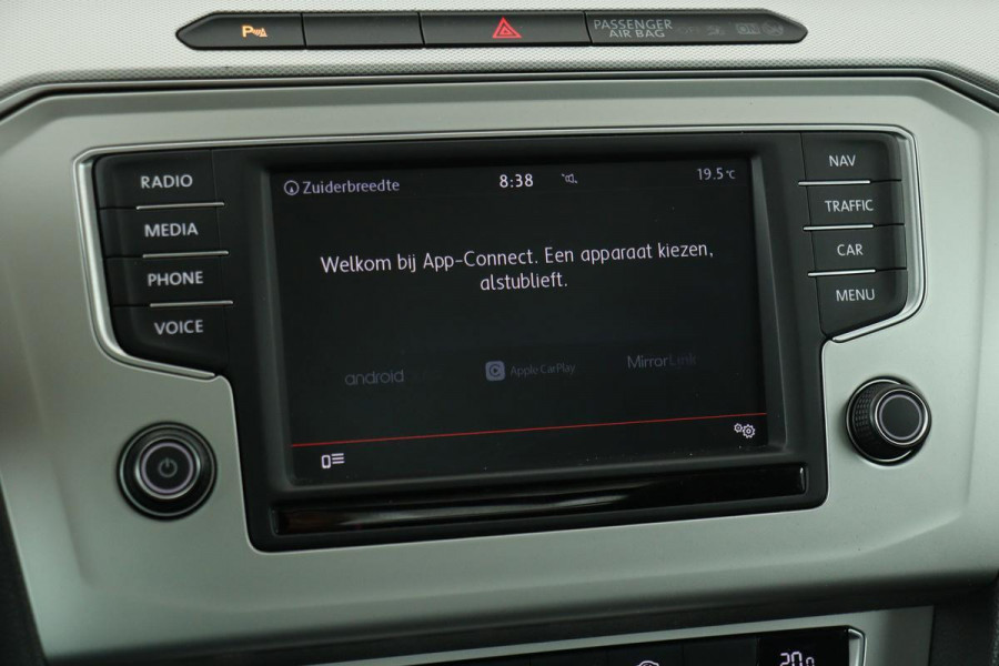 Volkswagen Passat 1.6 TDI Connected Series | Panoramadak | Carplay | Trekhaak | Full LED | Navigatie | PDC | Climate control | Cruise control