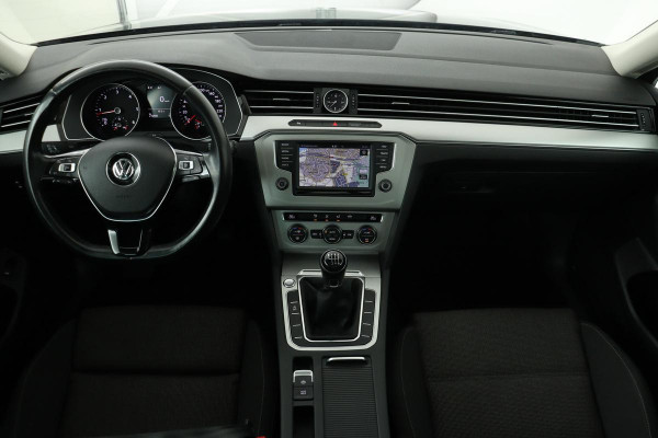 Volkswagen Passat 1.6 TDI Connected Series | Panoramadak | Carplay | Trekhaak | Full LED | Navigatie | PDC | Climate control | Cruise control