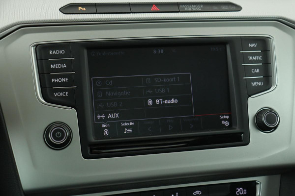 Volkswagen Passat 1.6 TDI Connected Series | Panoramadak | Carplay | Trekhaak | Full LED | Navigatie | PDC | Climate control | Cruise control