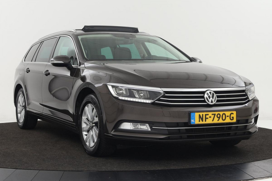 Volkswagen Passat 1.6 TDI Connected Series | Panoramadak | Carplay | Trekhaak | Full LED | Navigatie | PDC | Climate control | Cruise control