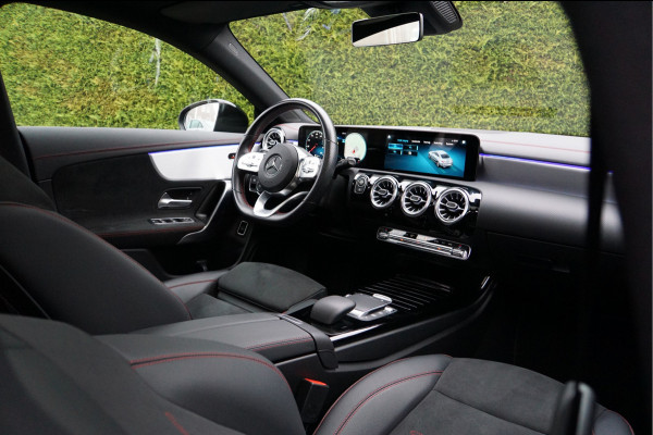 Mercedes-Benz CLA-Klasse CLA 180 AMG line Night | Panorama Sfeer Trekhaak Carplay