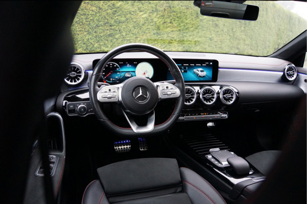 Mercedes-Benz CLA-Klasse CLA 180 AMG line Night | Panorama Sfeer Trekhaak Carplay