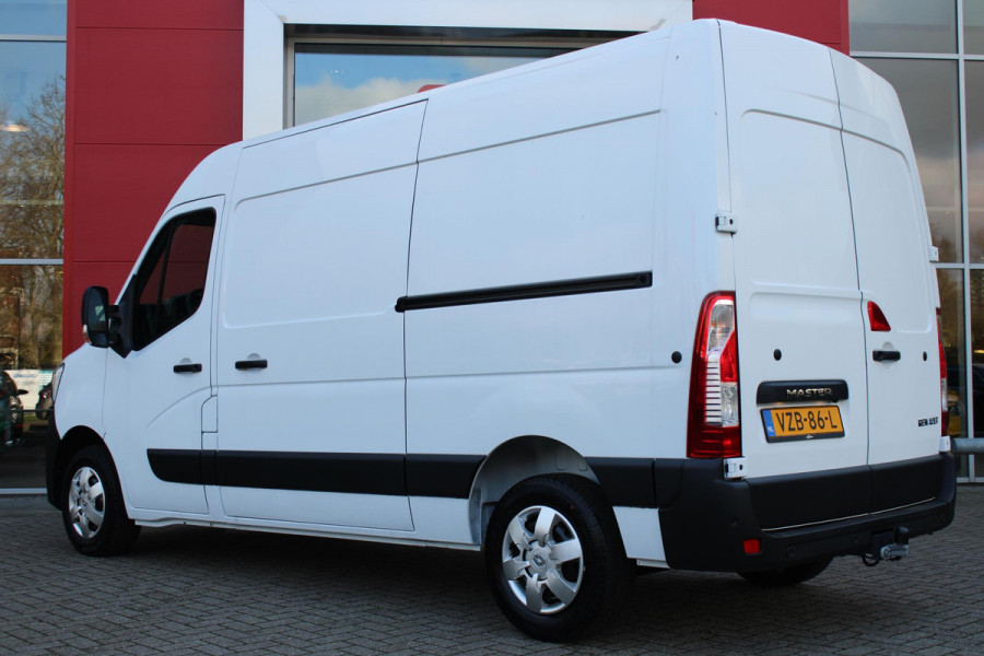 Renault Master T33 2.3 dCi 135PK L2H2 WORK EDITION 3-ZITS | LINKER ZIJSCHUIFDEUR | TREKHAAK | NAVIGATIE | ACHTERUITRIJ CAMERA | PARKEER SENSOREN VOOR / ACHTER | AIRCO | CRUISE CONTROL | MISTLAMPEN VOOR | DODEHOEKDETECTIE | ALL SEASON BANDEN |