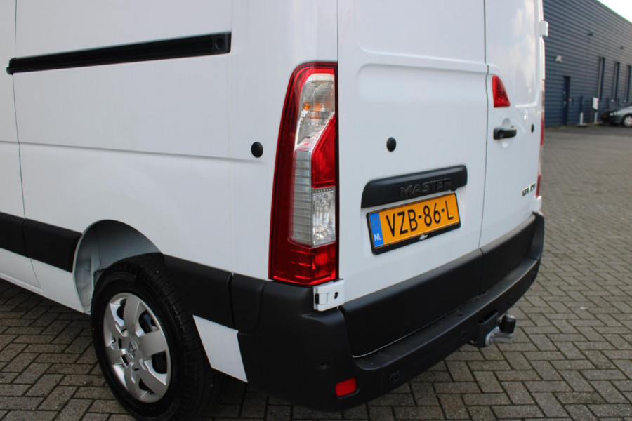 Renault Master T33 2.3 dCi 135PK L2H2 WORK EDITION 3-ZITS | LINKER ZIJSCHUIFDEUR | TREKHAAK | NAVIGATIE | ACHTERUITRIJ CAMERA | PARKEER SENSOREN VOOR / ACHTER | AIRCO | CRUISE CONTROL | MISTLAMPEN VOOR | DODEHOEKDETECTIE | ALL SEASON BANDEN |