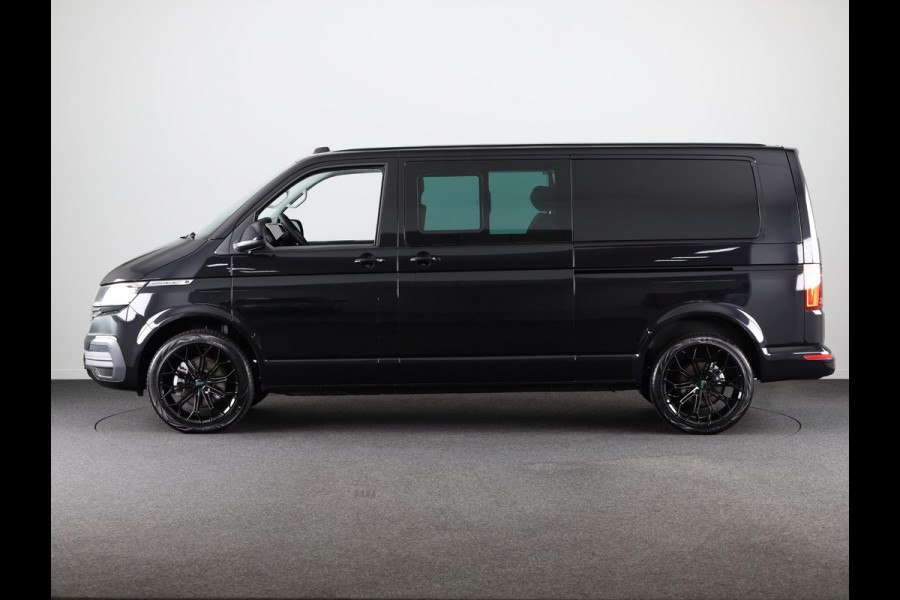 Volkswagen Transporter 2.0 TDI L2H1 32 DC Bulli 204PK DSG (Automaat) | Luxe Caravelle uitvoering | 2 schuifdeuren | Digitale cockpit | 20 "LM velgen | Automatische airco |