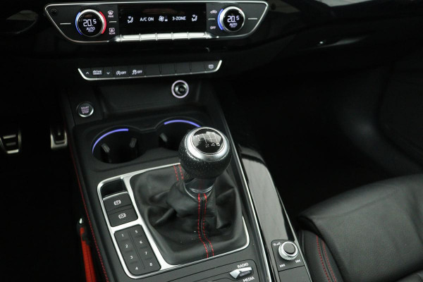 Audi A4 40 TFSI Sport S line Black Edition | Leder | Navigatie | Full LED | Sportstoelen | Climate control | Audi Sound | S Line