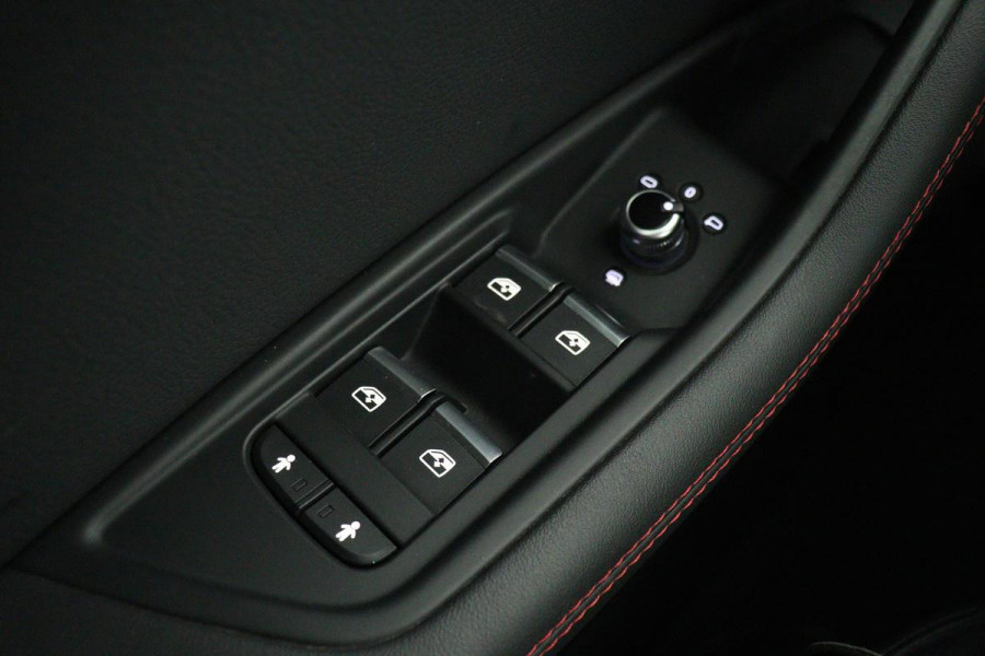 Audi A4 40 TFSI Sport S line Black Edition | Leder | Navigatie | Full LED | Sportstoelen | Climate control | Audi Sound | S Line