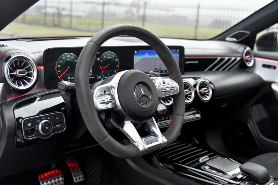 Mercedes-Benz CLA-Klasse AMG 35 4MATIC Aero. Schaal, Pano, Distro+, HUD, 360, Burm, Keyless, Dodeh, CarPlay, Sfeer!