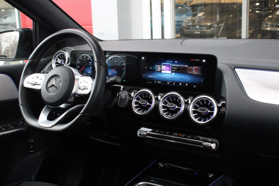 Mercedes-Benz B-Klasse 250 e 218PK EDITION AMG | PANORAMISCH SCHUIF/KANTEL DAK | SFEER VERLICHTING | VERKEERSLICHTEN WEERGAVE | LED HIGH PERFROMANCE KOPLAMPEN | APPLE CARPLAY/ANDROID AUTO | STOEL VERWARMING | NIGHT PAKKET | PARKEERSENSOREN VOOR EN ACHTER | CRUISE CONTROL |