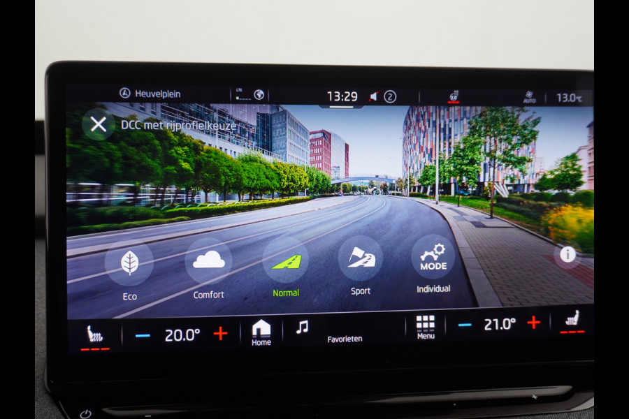 Škoda ENYAQ iV 80 Apple Carplay Android Auto-Pilot Navi Pano-dak HUD DCC Trekhaak Ecc Elec.Stoel met memory Adaptieve Cruise Control Camera Key NoodremAssist Stoelverwarming Bluetooth Dodehoek detector Draadloze tel.lader Lmv 20" Rijstrooksensor Regen-Lichtsensor DCC Adaptive Chassisregeling 1e Eigenaar