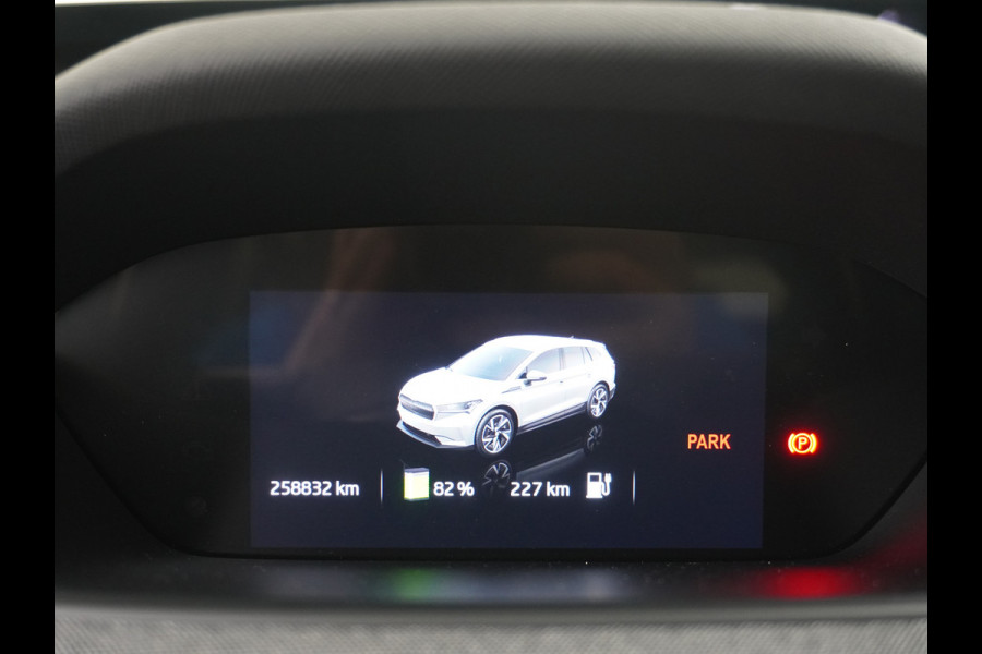 Škoda ENYAQ iV 80 Apple Carplay Android Auto-Pilot Navi Pano-dak HUD DCC Trekhaak Ecc Elec.Stoel met memory Adaptieve Cruise Control Camera Key NoodremAssist Stoelverwarming Bluetooth Dodehoek detector Draadloze tel.lader Lmv 20" Rijstrooksensor Regen-Lichtsensor DCC Adaptive Chassisregeling 1e Eigenaar