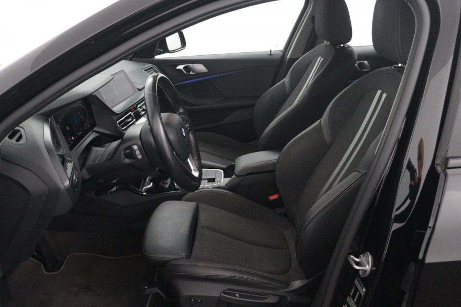 BMW 1-serie 118i Executive Edition SportLine (1e Eig, NL-auto, DealeronderH, Navi Prof, Apple Carplay, PDC V+A, Cruise Con, Etc)