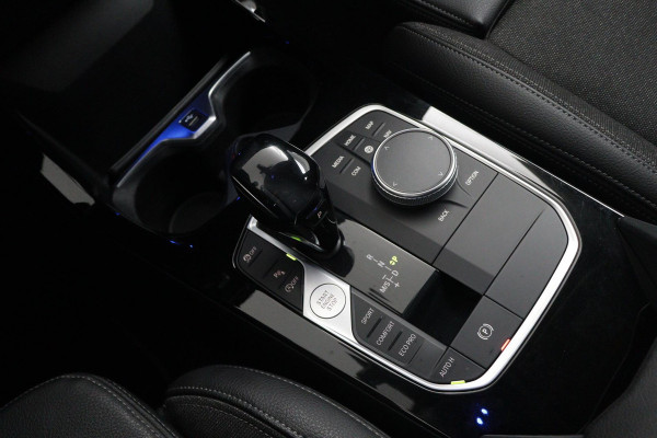 BMW 1-serie 118i Executive Edition SportLine (1e Eig, NL-auto, DealeronderH, Navi Prof, Apple Carplay, PDC V+A, Cruise Con, Etc)