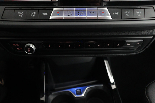 BMW 1-serie 118i Executive Edition SportLine (1e Eig, NL-auto, DealeronderH, Navi Prof, Apple Carplay, PDC V+A, Cruise Con, Etc)