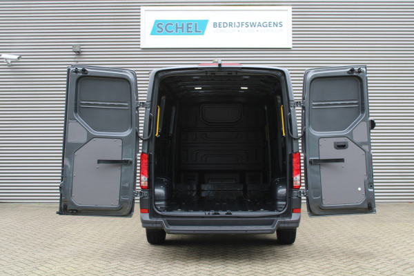 Volkswagen Crafter 35 2.0 TDI L3H2 177pk - Facelift - 2x Schuifdeur - Navigatie - LED - Geveerde stoel - Virtual cockpit - Camera - Verwarmd stuur