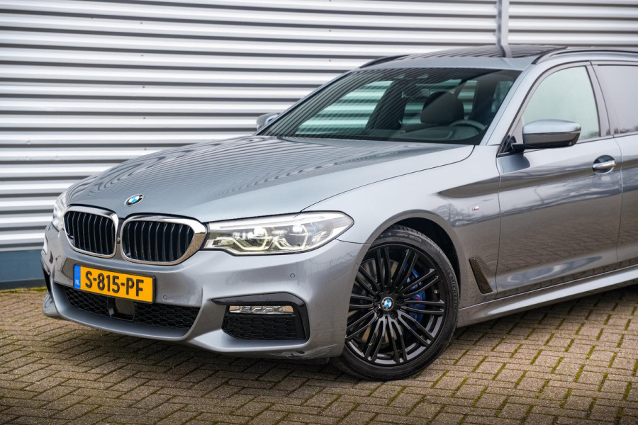 BMW 5 Serie Touring 540d xDrive High Executive M Pakket Panoramadak ACC Ambient HUD Keyless Trekhaak 19''LM