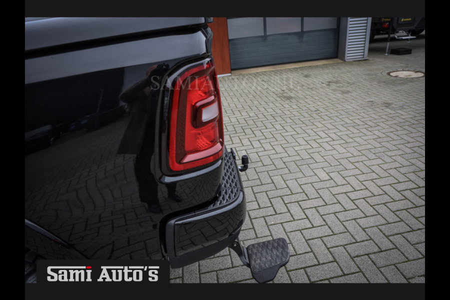 Dodge Ram PREMIUM | BOM VOL | HEAD UP + 14.4 INCH SCHERM | LUCHTVERING | 420PK 636 Nm | PRIJS MET LPG EN COVER EN GARANTIE | DUBBELE CABINE | PICK UP | 5 PERSOONS | DC | GRIJSKENTEKEN | VOORRAAD NR 2284 - 3855