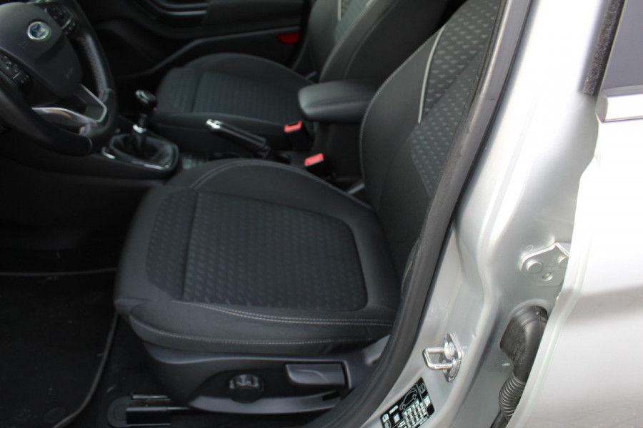 Ford Fiesta 1.0-100pk EcoBoost Titanium 5drs. Uiterst nette, luxe en zuinige Ford Fiesta. Voalautm. airco, Cruise control, Navigatie, LM wielen, Metallic lak, Parkeersensoren achter, Telefoonvoorb., Lane assist etc.