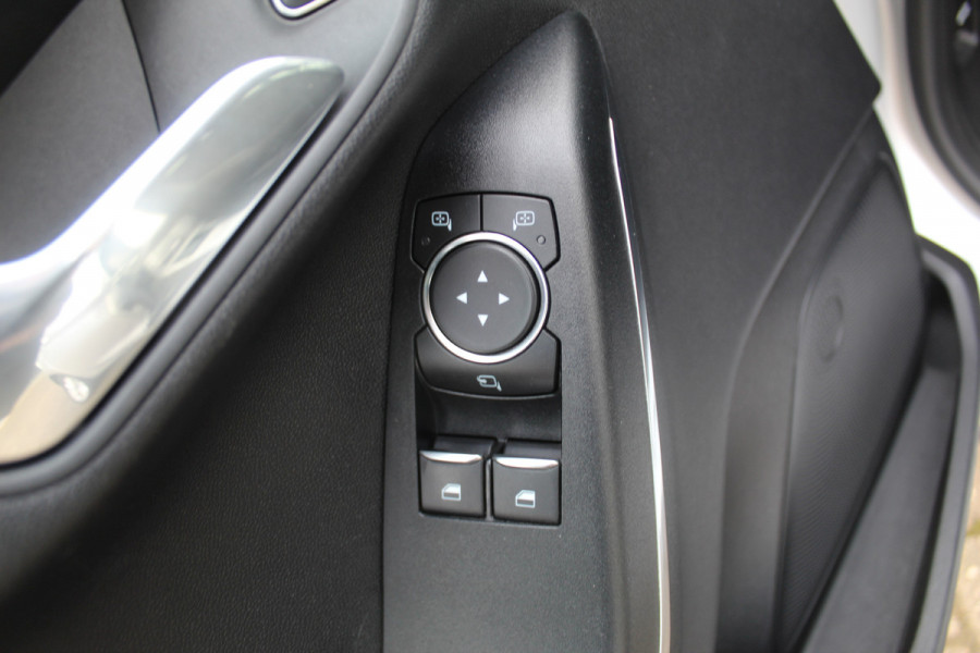 Ford Fiesta 1.0-100pk EcoBoost Titanium 5drs. Uiterst nette, luxe en zuinige Ford Fiesta. Voalautm. airco, Cruise control, Navigatie, LM wielen, Metallic lak, Parkeersensoren achter, Telefoonvoorb., Lane assist etc.