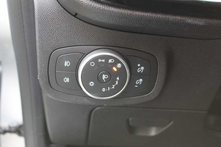 Ford Fiesta 1.0-100pk EcoBoost Titanium 5drs. Uiterst nette, luxe en zuinige Ford Fiesta. Voalautm. airco, Cruise control, Navigatie, LM wielen, Metallic lak, Parkeersensoren achter, Telefoonvoorb., Lane assist etc.