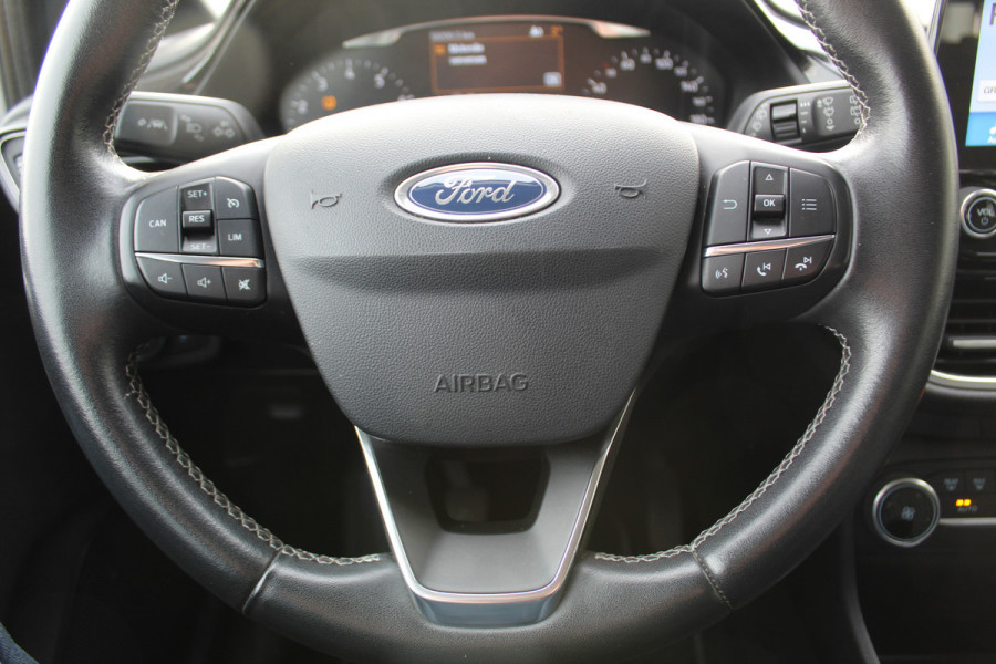 Ford Fiesta 1.0-100pk EcoBoost Titanium 5drs. Uiterst nette, luxe en zuinige Ford Fiesta. Voalautm. airco, Cruise control, Navigatie, LM wielen, Metallic lak, Parkeersensoren achter, Telefoonvoorb., Lane assist etc.