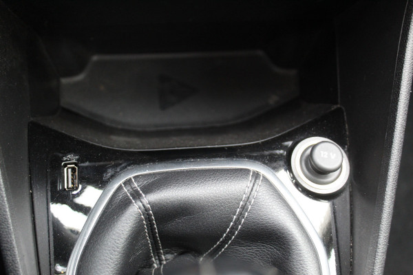 Ford Fiesta 1.0-100pk EcoBoost Titanium 5drs. Uiterst nette, luxe en zuinige Ford Fiesta. Voalautm. airco, Cruise control, Navigatie, LM wielen, Metallic lak, Parkeersensoren achter, Telefoonvoorb., Lane assist etc.